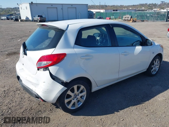 2013 Mazda 2 Touring z VIN JM1DE1LYXD0157874, wystawiony jako IAAI lot #41999395 z przebiegiem 136 954 mil mil oraz . Historia ofert i sprzedaży dostępna na DreamBid. Obrazek 4.