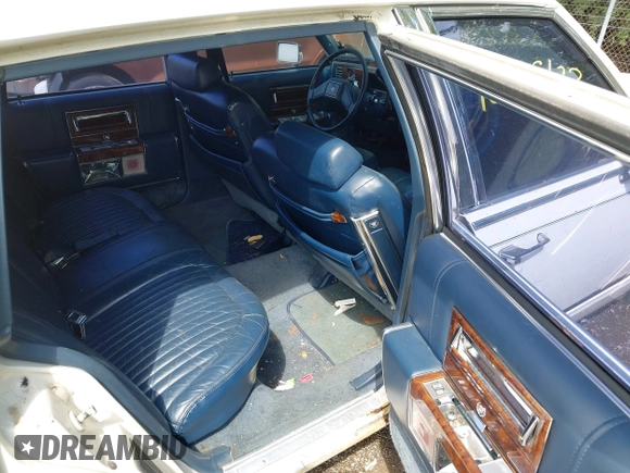 1991 Cadillac Brougham z VIN 1G6DW54E5MR723477, wystawiony jako IAAI lot #42535123 z przebiegiem 300 768 mil mil oraz . Historia ofert i sprzedaży dostępna na DreamBid. Obrazek 8.