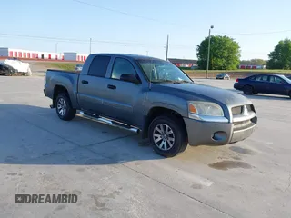 2007 Mitsubishi Raider LS z VIN 1Z7HC28K77S109408, wystawiony jako IAAI lot #41930963 z przebiegiem 135 800 mil mil oraz . Historia ofert i sprzedaży dostępna na DreamBid. Obrazek 1.