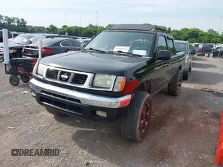 2000 Nissan Frontier XE z VIN 1N6ED27Y3YC413619, wystawiony jako IAAI lot #42468394 z przebiegiem 272 116 mil mil oraz . Historia ofert i sprzedaży dostępna na DreamBid. Obrazek 2.