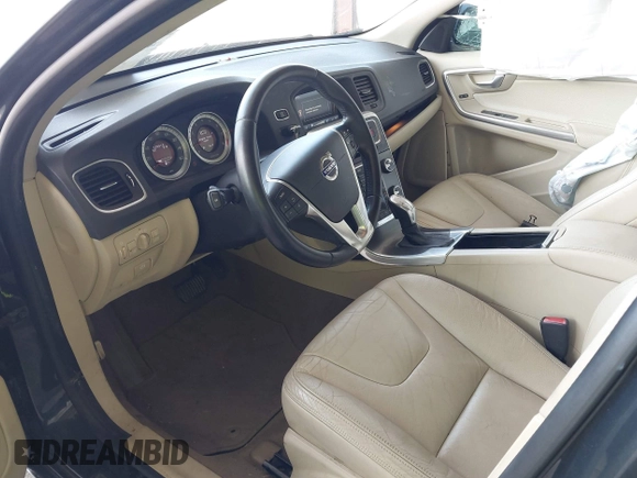 2013 Volvo S60 T5 Premier z VIN YV1612FS0D1216596, wystawiony jako IAAI lot #42311635 z przebiegiem 125 512 mil mil oraz . Historia ofert i sprzedaży dostępna na DreamBid. Obrazek 5.
