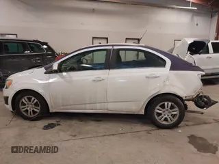 2012 Chevrolet Sonic LT z VIN 1G1JC5SH3C4105827, wystawiony jako IAAI lot #41580695 z przebiegiem 193 398 mil mil oraz . Historia ofert i sprzedaży dostępna na DreamBid. Obrazek 14.