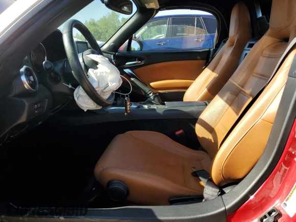 2019 FIAT 124 Spider Lusso z VIN JC1NFAEKXK0143574, wystawiony jako Copart lot #53062155 z przebiegiem 45 633 mil mil oraz Szkoda całkowita • Salvage title. Historia ofert i sprzedaży dostępna na DreamBid. Obrazek 7.