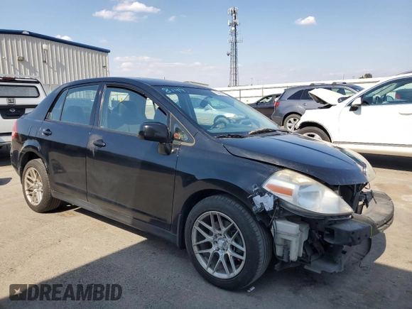 2010 Nissan Versa S z VIN 3N1BC1AP5AL360227, wystawiony jako Copart lot #55966485 z przebiegiem 197 936 mil mil oraz Szkoda całkowita • Salvage title. Historia ofert i sprzedaży dostępna na DreamBid. Obrazek 4.