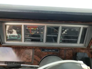 1985 Chrysler LeBaron Mark Cross z VIN 1C3BC55E0FG160918, wystawiony jako Copart lot #76659284 z przebiegiem Nie podano mil oraz Szkody całkowita. Historia ofert i sprzedaży dostępna na DreamBid. Obrazek 9.