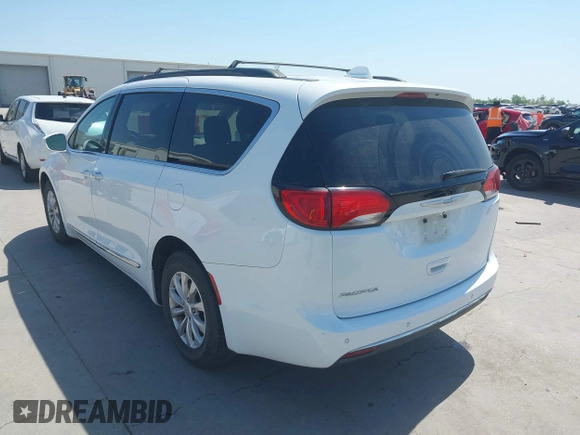2017 Chrysler Pacifica Touring L z VIN 2C4RC1BGXHR759030, wystawiony jako IAAI lot #42019116 z przebiegiem 110 454 mil mil oraz . Historia ofert i sprzedaży dostępna na DreamBid. Obrazek 3.
