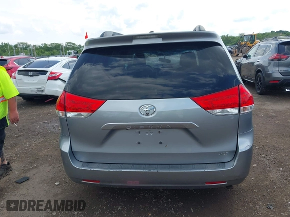 2011 Toyota Sienna XLE AAS z VIN 5TDYK3DC7BS067407, wystawiony jako IAAI lot #42312520 z przebiegiem 175 945 mil mil oraz . Historia ofert i sprzedaży dostępna na DreamBid. Obrazek 16.