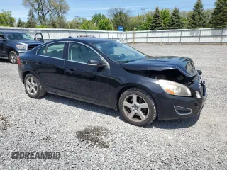 2013 Volvo S60 T5 Premier z VIN YV1612FS5D2186974, wystawiony jako Copart lot #57960215 z przebiegiem 142 598 mil mil oraz Szkody całkowita. Historia ofert i sprzedaży dostępna na DreamBid. Obrazek 4.