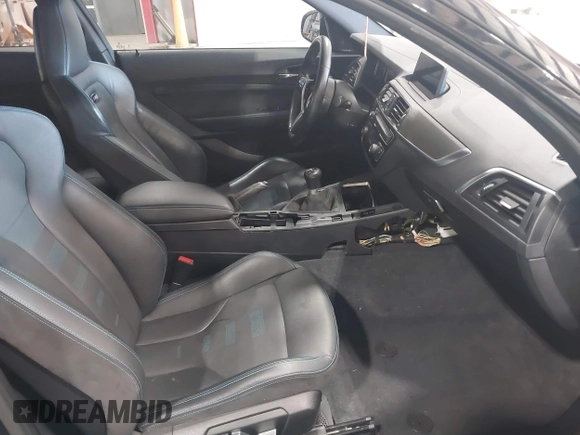 2020 BMW M2 Competition z VIN WBS2U7C09L7F85590, wystawiony jako IAAI lot #41836200 z przebiegiem 59 729 mil mil oraz . Historia ofert i sprzedaży dostępna na DreamBid. Obrazek 5.