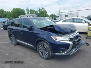 2020 Mitsubishi Outlander SE z VIN JA4AD3A33LZ048315, wystawiony jako IAAI lot #34935527 z przebiegiem 13 986 mil mil oraz . Historia ofert i sprzedaży dostępna na DreamBid. Obrazek 1.