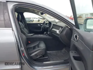 2018 Volvo XC60 Momentum z VIN LYV102RK1JB079168, wystawiony jako IAAI lot #42115403 z przebiegiem 58 377 mil mil oraz . Historia ofert i sprzedaży dostępna na DreamBid. Obrazek 5.
