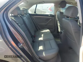 2005 Volkswagen Jetta 2.5L z VIN 3VWRG71K95M619046, wystawiony jako Copart lot #63351685 z przebiegiem 95 052 mil mil oraz Czysty tytuł • Clean title. Historia ofert i sprzedaży dostępna na DreamBid. Obrazek 10.