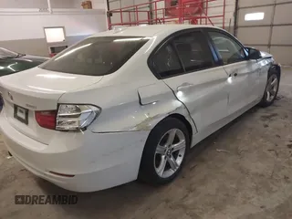 2015 BMW 3 Series 328i xDrive z VIN WBA3B5C57FF960592, wystawiony jako IAAI lot #41625697 z przebiegiem 128 301 mil mil oraz . Historia ofert i sprzedaży dostępna na DreamBid. Obrazek 4.