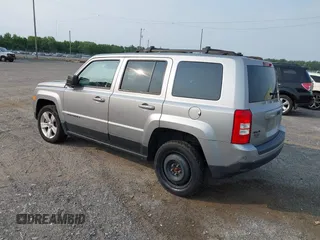 2015 Jeep Patriot Latitude z VIN 1C4NJRFB8FD183911, wystawiony jako IAAI lot #42424090 z przebiegiem 107 730 mil mil oraz . Historia ofert i sprzedaży dostępna na DreamBid. Obrazek 3.