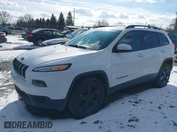 2018 Jeep Cherokee Latitude z VIN 1C4PJMCB1JD589697, wystawiony jako IAAI lot #41541689 z przebiegiem 131 694 mil mil oraz . Historia ofert i sprzedaży dostępna na DreamBid. Obrazek 2.