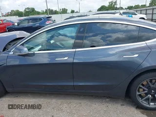 2020 Tesla Model 3 Long Range z VIN 5YJ3E1EB5LF801592, wystawiony jako IAAI lot #42096859 z przebiegiem 68 002 mil mil oraz . Historia ofert i sprzedaży dostępna na DreamBid. Obrazek 14.