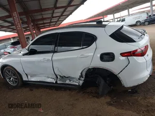2018 Alfa Romeo Stelvio Ti Sport z VIN ZASFAKNNXJ7B93846, wystawiony jako IAAI lot #42212693 z przebiegiem Nie podano mil oraz . Historia ofert i sprzedaży dostępna na DreamBid. Obrazek 6.
