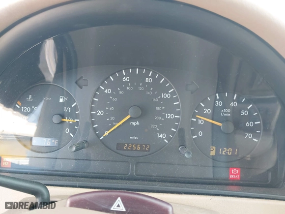 2001 Mercedes-Benz M-Class with VIN 4JGAB54E51A231565, listed as a IAAI auction lot 41943021 with 225,672 mi miles. Bid and sale history available at carsss.com. Image 7.