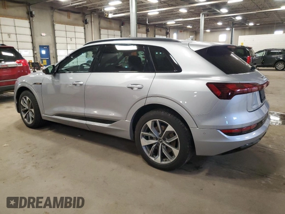 2021 Audi e-tron Premium Plus z VIN WA1LAAGE8MB015982, wystawiony jako Copart lot #47356315 z przebiegiem 43 618 mil mil oraz Nie do naprawy • Non repairable. Historia ofert i sprzedaży dostępna na DreamBid. Obrazek 2.