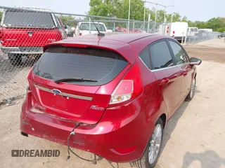2015 Ford Fiesta Titanium z VIN 3FADP4FJ1FM171680, wystawiony jako IAAI lot #42383105 z przebiegiem 51 396 mil mil oraz . Historia ofert i sprzedaży dostępna na DreamBid. Obrazek 4.