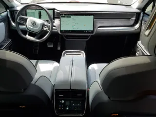 2024 Rivian R1T Adventure z VIN 7FCTGCAA1RN030829, wystawiony jako Copart lot #55557565 z przebiegiem Nie podano mil oraz Szkody całkowita. Historia ofert i sprzedaży dostępna na DreamBid. Obrazek 8.