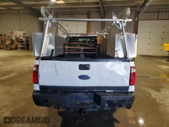 2011 Ford F-250 XL z VIN 1FTBF2A60BEA25184, wystawiony jako Copart lot #57188685 z przebiegiem 141 663 mil mil oraz Czysty tytuł • Clean title. Historia ofert i sprzedaży dostępna na DreamBid. Obrazek 6.