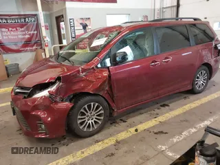2018 Toyota Sienna XLE Auto Access Seat with VIN 5TDYZ3DC8JS935926, listed as a IAAI auction lot 41630567 with 105,224 mi miles. Bid and sale history available at carsss.com. Image 17.