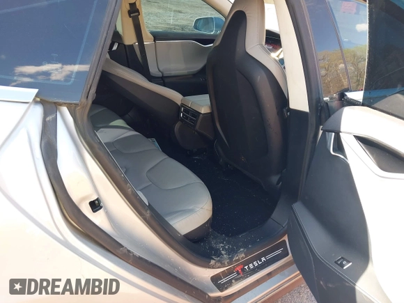 2014 Tesla Model S 60 z VIN 5YJSA1H16EFP28486, wystawiony jako IAAI lot #41887484 z przebiegiem 99 271 mil mil oraz . Historia ofert i sprzedaży dostępna na DreamBid. Obrazek 8.