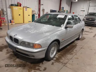 1998 BMW 5 Series 540i z VIN WBADE6320WBW62822, wystawiony jako IAAI lot #41534351 z przebiegiem 228 570 mil mil oraz . Historia ofert i sprzedaży dostępna na DreamBid. Obrazek 2.