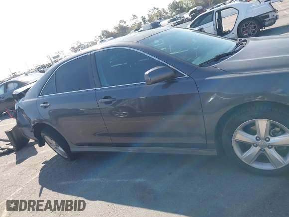 2011 Toyota Camry LE z VIN 4T1BF3EKXBU197608, wystawiony jako IAAI lot #41848207 z przebiegiem 131 676 mil mil oraz . Historia ofert i sprzedaży dostępna na DreamBid. Obrazek 13.