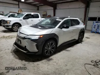 2023 Toyota bZ4X XLE z VIN JTMABACA3PA011958, wystawiony jako Copart lot #78787773 z przebiegiem 9 756 mil mil oraz . Historia ofert i sprzedaży dostępna na DreamBid. Obrazek 1.