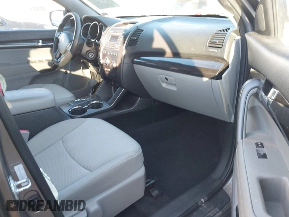 2012 Kia Sorento LX with VIN 5XYKTDA23CG297268, listed as a IAAI auction lot 41427273 with 195,578 mi miles. Bid and sale history available at carsss.com. Image 5.