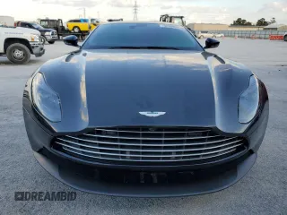 2021 Aston Martin DB11 V8 z VIN SCFRMFAW6MGL10668, wystawiony jako Copart lot #82569884 z przebiegiem 13 784 mil mil oraz Szkody całkowita. Historia ofert i sprzedaży dostępna na DreamBid. Obrazek 5.