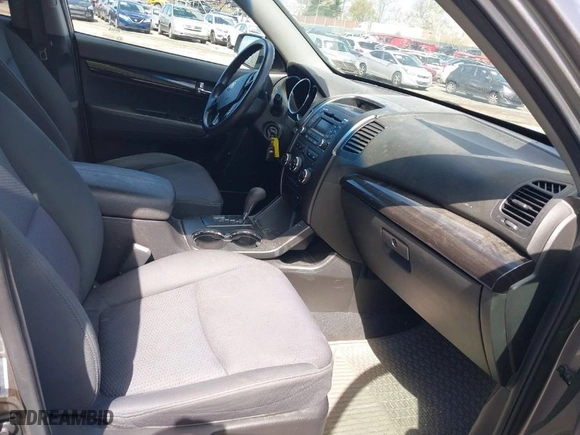 2011 Kia Sorento LX with VIN 5XYKTCA15BG140647, listed as a IAAI auction lot 41982366 with 184,580 mi miles. Bid and sale history available at carsss.com. Image 5.