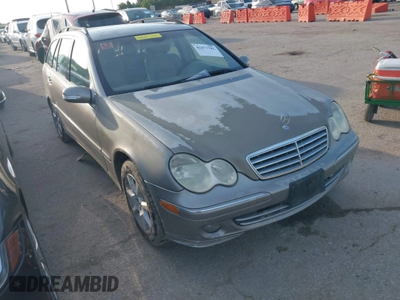 2005 Mercedes-Benz C 240 z VIN WDBRH61J65F567374, wystawiony jako IAAI lot #42477782 z przebiegiem 137 828 mil mil oraz . Historia ofert i sprzedaży dostępna na DreamBid. Obrazek 1.