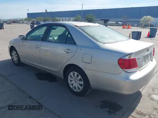 2006 Toyota Camry STD z VIN 4T1BE30K66U730117, wystawiony jako IAAI lot #41885289 z przebiegiem 201 541 mil mil oraz . Historia ofert i sprzedaży dostępna na DreamBid. Obrazek 3.