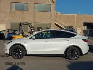 2021 Tesla Model Y Standard Range z VIN 5YJYGDED4MF123311, wystawiony jako IAAI lot #41200519 z przebiegiem 70 190 mil mil oraz . Historia ofert i sprzedaży dostępna na DreamBid. Obrazek 14.