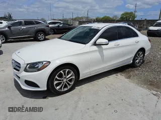 2015 Mercedes-Benz C 300 z VIN 55SWF4JB1FU049362, wystawiony jako Copart lot #54063775 z przebiegiem 99 976 mil mil oraz Czysty tytuł • Clean title. Historia ofert i sprzedaży dostępna na DreamBid. Obrazek 1.