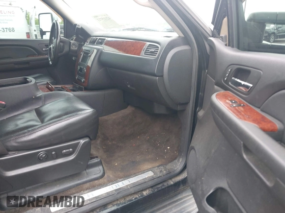 2009 Chevrolet Tahoe LTZ z VIN 1GNFK330X9R130028, wystawiony jako IAAI lot #42113713 z przebiegiem 135 631 mil mil oraz . Historia ofert i sprzedaży dostępna na DreamBid. Obrazek 5.