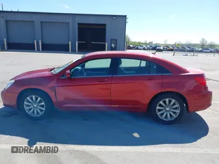 2010 Chrysler Sebring Limited z VIN 1C3CC5FB7AN111955, wystawiony jako IAAI lot #42150637 z przebiegiem 108 856 mil mil oraz . Historia ofert i sprzedaży dostępna na DreamBid. Obrazek 14.