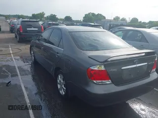 2005 Toyota Camry LE z VIN 4T1BF32K85U594470, wystawiony jako IAAI lot #42280442 z przebiegiem 151 553 mil mil oraz . Historia ofert i sprzedaży dostępna na DreamBid. Obrazek 3.