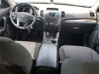 2013 Kia Sorento LX с VIN 5XYKT4A20DG327795, выставлен на аукционе Copart как лот 56863935 с пробегом Не указан миль и Списание • Salvage title. История ставок и продаж доступна на DreamBid. Изображение 10.