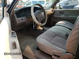 1996 Toyota T100 SR5 z VIN JT4UN24D3T0032313, wystawiony jako Copart lot #70693914 z przebiegiem 210 021 mil mil oraz Szkody całkowita. Historia ofert i sprzedaży dostępna na DreamBid. Obrazek 8.