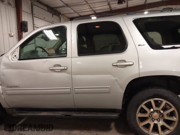 2013 GMC Yukon SLT with VIN 1GKS2CE06DR323343, listed as a IAAI auction lot 41643959 with 246,658 mi miles. Bid and sale history available at carsss.com. Image 15.