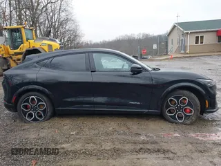 2024 Ford Mustang Mach-E GT z VIN 3FMTK4SX7RMA26092, wystawiony jako IAAI lot #41693702 z przebiegiem 2 089 mil mil oraz . Historia ofert i sprzedaży dostępna na DreamBid. Obrazek 14.