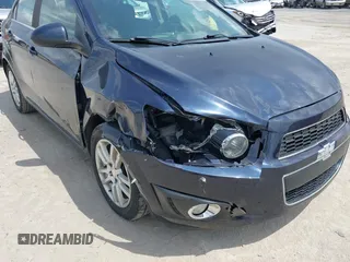 2016 Chevrolet Sonic LT z VIN 1G1JC5SG8G4163316, wystawiony jako IAAI lot #42138592 z przebiegiem 114 799 mil mil oraz . Historia ofert i sprzedaży dostępna na DreamBid. Obrazek 6.
