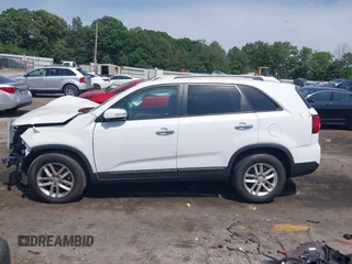 2014 Kia Sorento LX z VIN 5XYKT3A67EG517690, wystawiony jako IAAI lot #42273150 z przebiegiem 152 070 mil mil oraz . Historia ofert i sprzedaży dostępna na DreamBid. Obrazek 15.