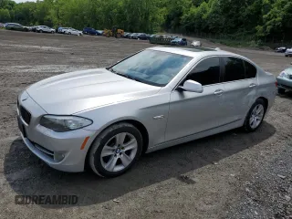 2013 BMW 5 Series 528i xDrive z VIN WBAXH5C58DDW15578, wystawiony jako Copart lot #60521555 z przebiegiem 116 946 mil mil oraz Czysty tytuł • Clean title. Historia ofert i sprzedaży dostępna na DreamBid. Obrazek 1.