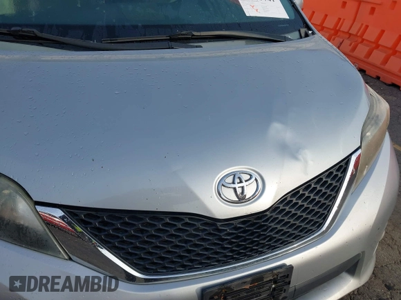 2011 Toyota Sienna SE with VIN 5TDXK3DC4BS070311, listed as a IAAI auction lot 41379741 with 138,589 mi miles. Bid and sale history available at carsss.com. Image 18.