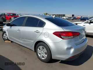 2017 Kia Forte LX z VIN 3KPFK4A71HE064591, wystawiony jako IAAI lot #42425957 z przebiegiem 161 494 mil mil oraz . Historia ofert i sprzedaży dostępna na DreamBid. Obrazek 3.